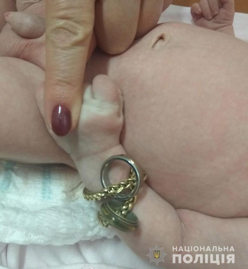 На руке у младенца были привязанные обручальные кольца