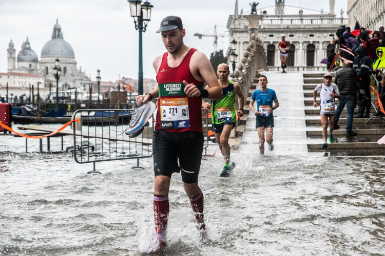 Спортсмены бежали марафон в воде