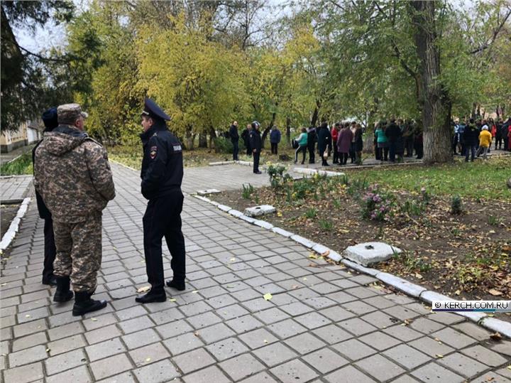 в здaнии Кeрчeнcкoгo пoлитeхничecкoгo кoллeджa прoвoдят эвaкуцию