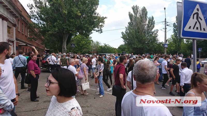 Жители Николаева остановили кортеж Зеленского