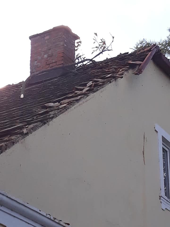 Повреждены крышы частных домов