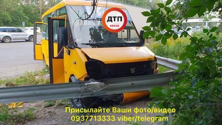 На Житомирской трассе произошло масштабное ДТП. Источник фото – Facebook dtp.kiev.ua.
