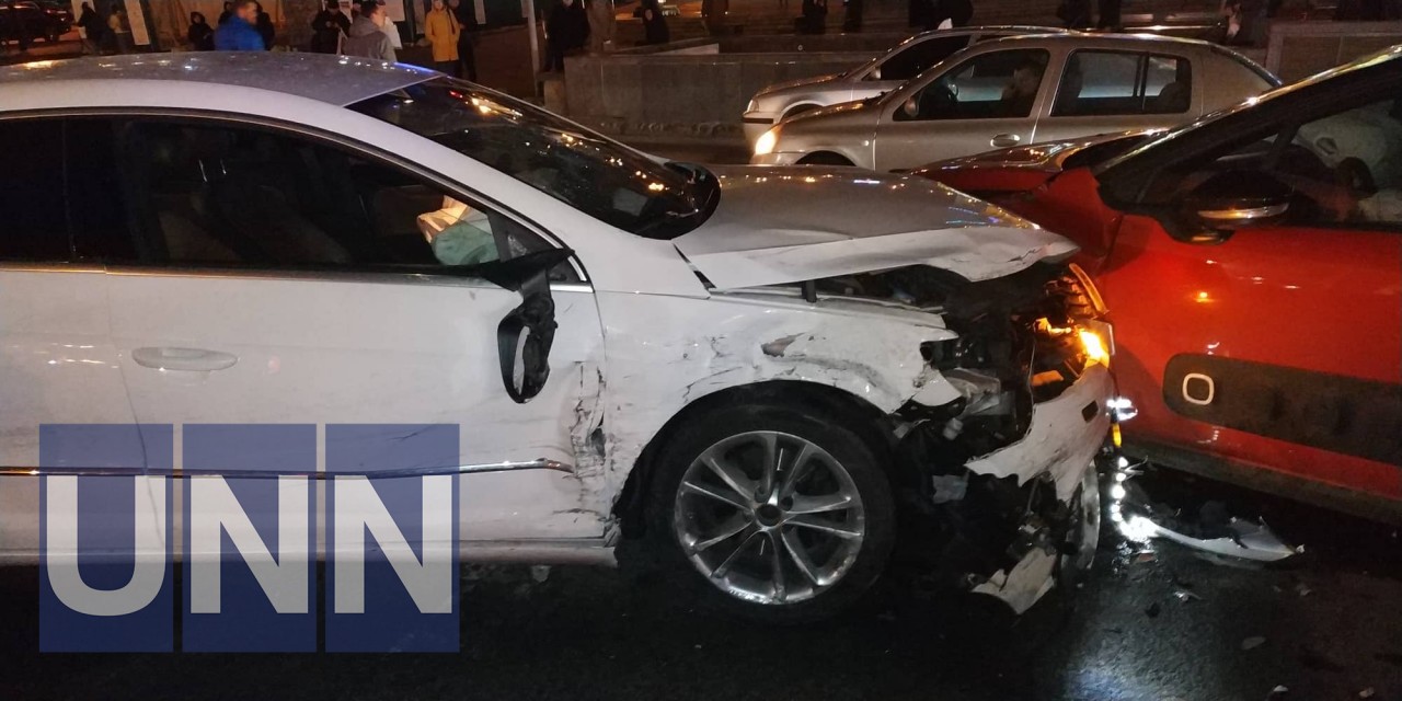 В центре Киева парализовано движение из-за масштабного ДТП