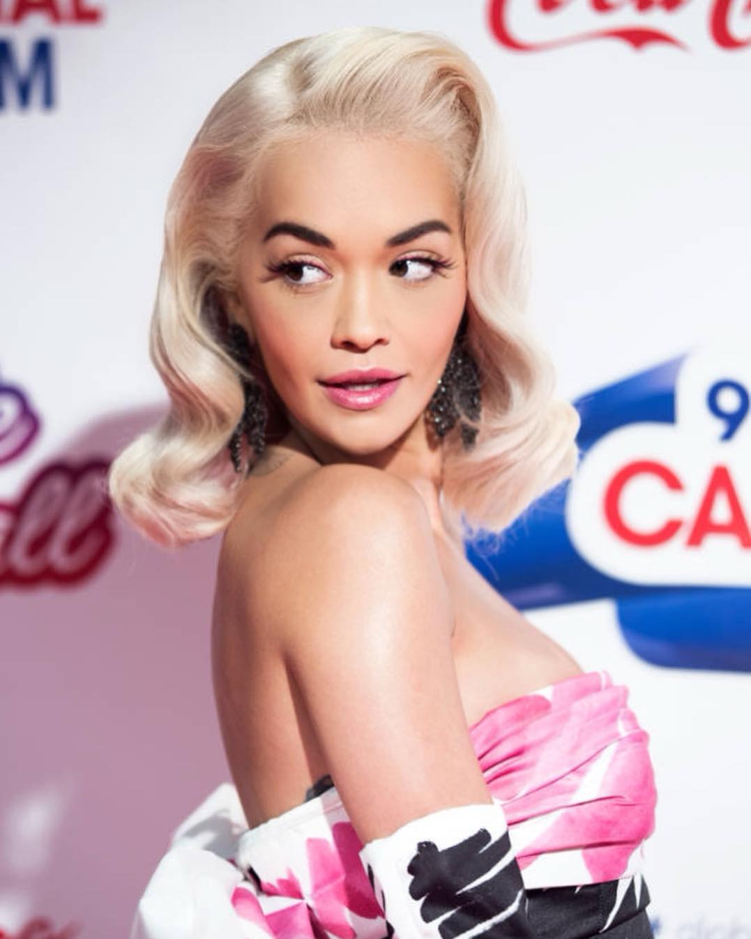 Прическа, макияж и кокетливо вздернутая бровь - все как у Монро 