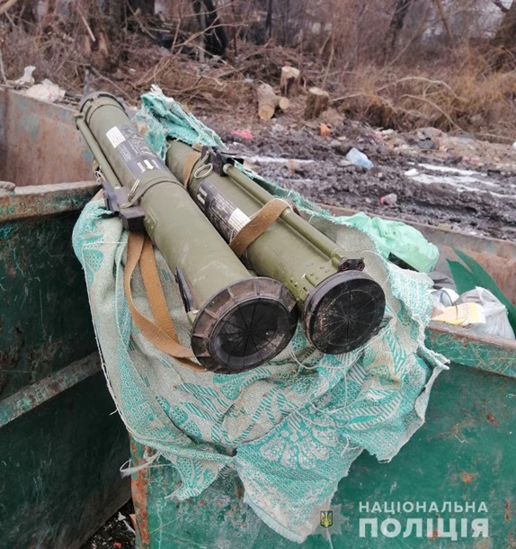 В Житомире в мусорник выбросили гранатометы 