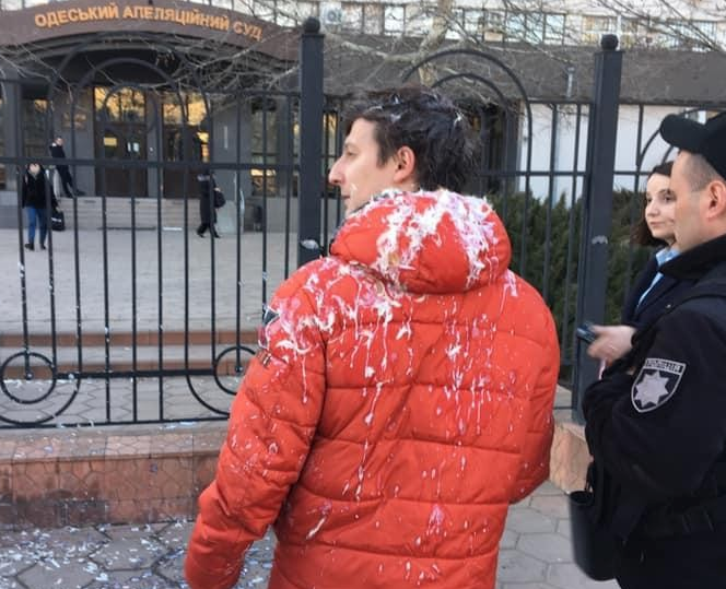 Одесского таможенника, подозреваемого во взяточничестве, облили под судом кефиром 