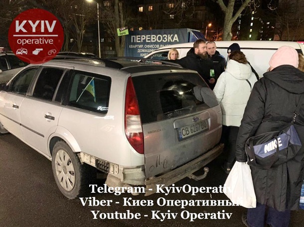 В Киеве пьяный водитель сбил женщину с ребенком и уснул в машине полиции
