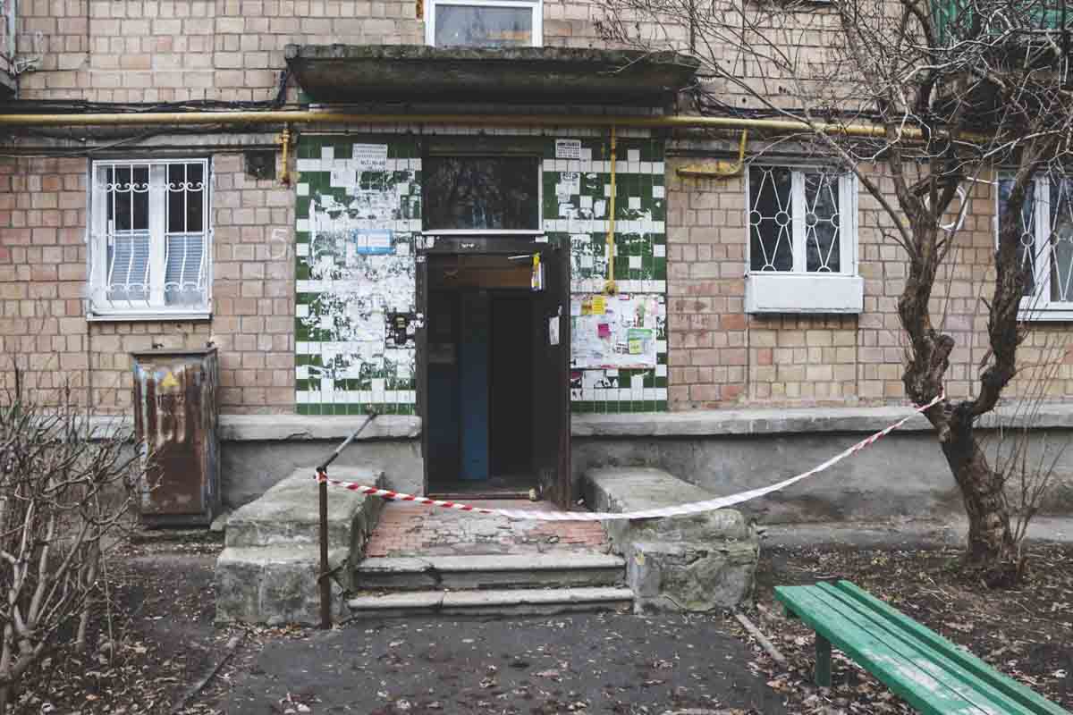 Взрывоопасный предмет висел на входной двери квартиры на третьем этаже пятиэтажного дома