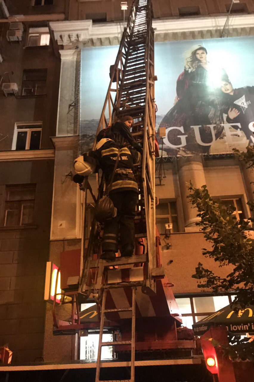 Спасатели помогли двум девушкам из Харькова слезть с крыши ТЦ 