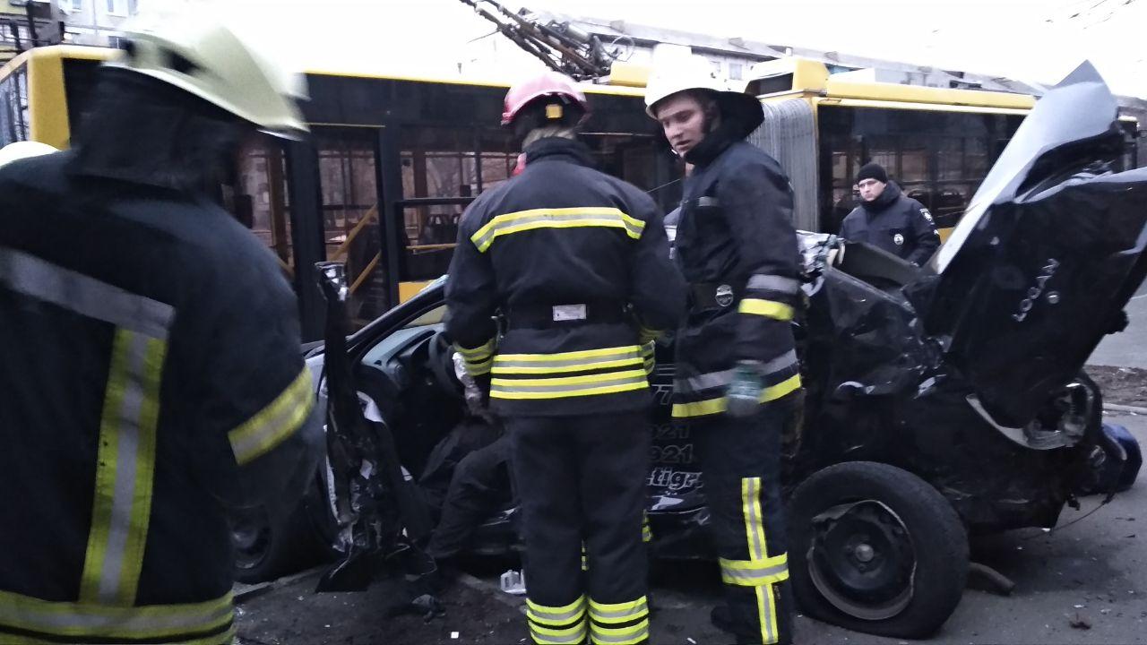 В Киеве автомобиль въехал в остановку: водитель погиб, еще двое травмированных