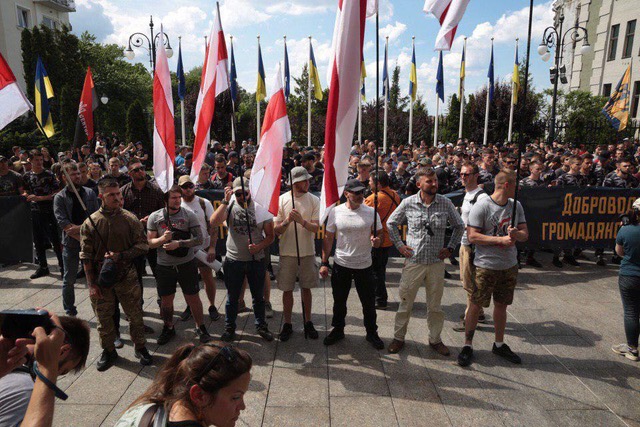  представители Национального Корпуса и Национальных Дружин пикетировали Администрацию президента