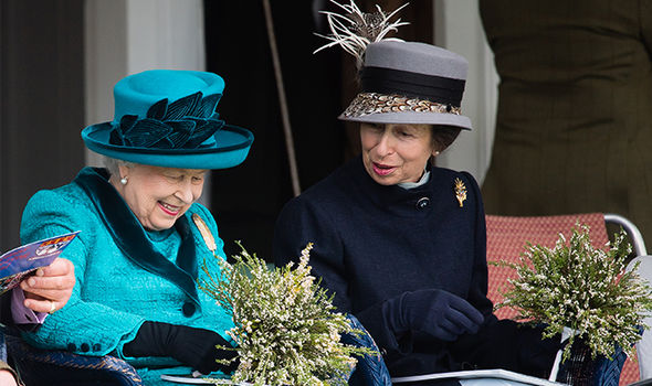 Елизавета II и принцесса Анна