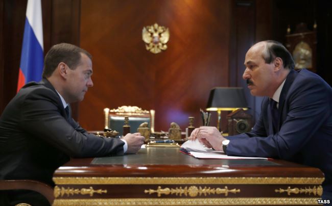 Премьер-министр России Дмитрий Медведев и президент Республики Дагестан Рамазан Абдулатипов во время встречи в резиденции «Горки». 26 июня 2015 года