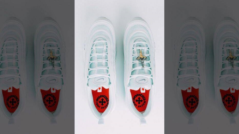 В США выпустили кроссовки со святой водой