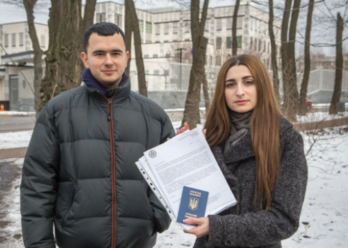 Не получив американскую визу, Александра Бычковская намерена обратиться в посольство еще раз, но уже не одна, а вместе со своим бойфрендом. Причем сначала пара собирается съездить в Великобританию / Фото: Наталья Кравчук/НВ