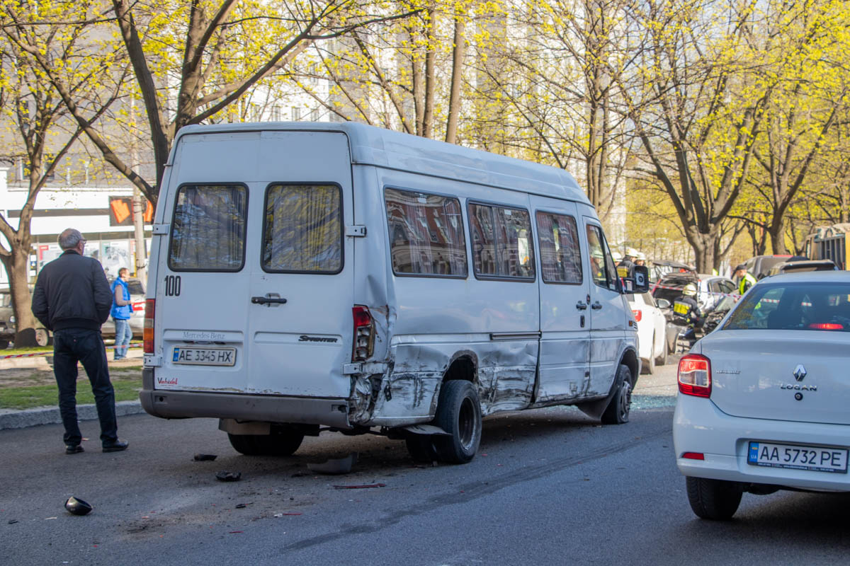 Среди поврежденных авто — пассажирский автобус.Фото: Денис Карпенко, Александр Лаур