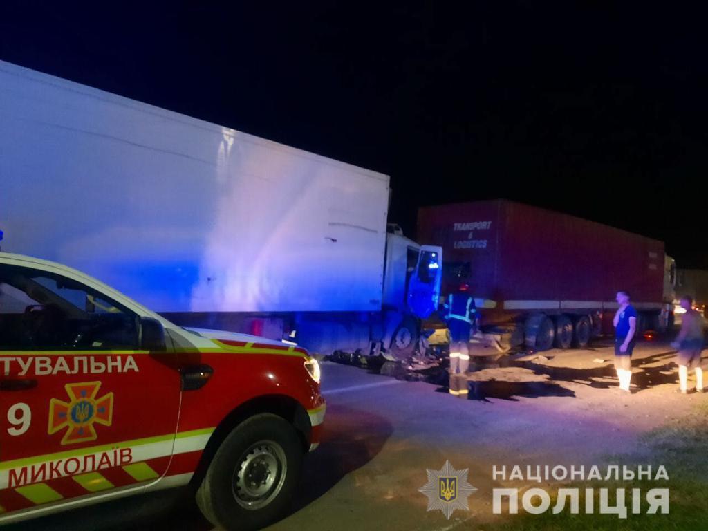В Николаеве водитель грузовика въехал в стоящую фуру, есть погибший