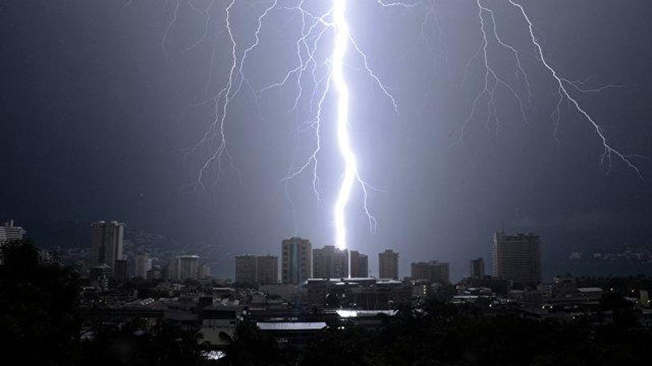 молния попадает в жилой дом