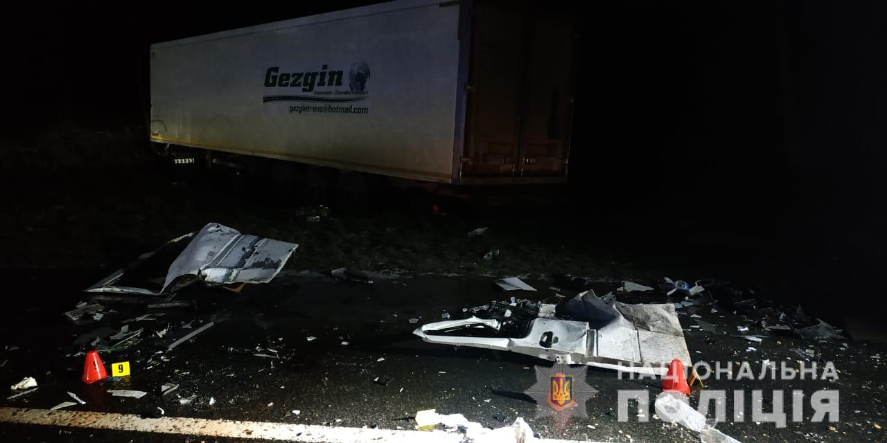 На Львовщине автобус врезался в фуру, три человека погибли