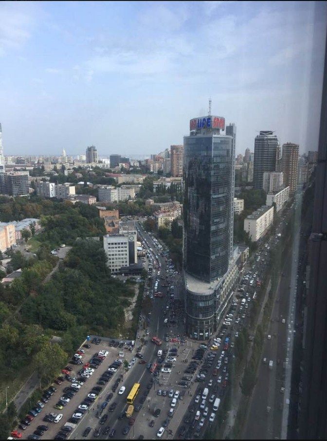 На первых этажах здания в Киеве началась эвакуация людей