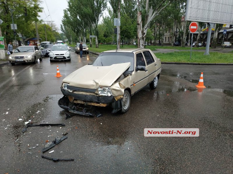В Николаеве в двух ДТП столкнулись три «легковушки» и микроавтобус