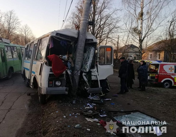 На Житомирщине автобус влетел в столб, есть жертвы