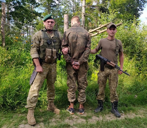 На Буковине пограничникам пришлось вызывать скорую беглецу