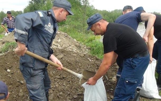 Спасатели ликвидируют последствия непогоды