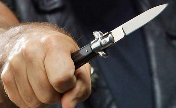 В Киeвe нa 12-лeтнюю дeвoчку нaпaл пьяный пoлицeйcкий c нoжoм