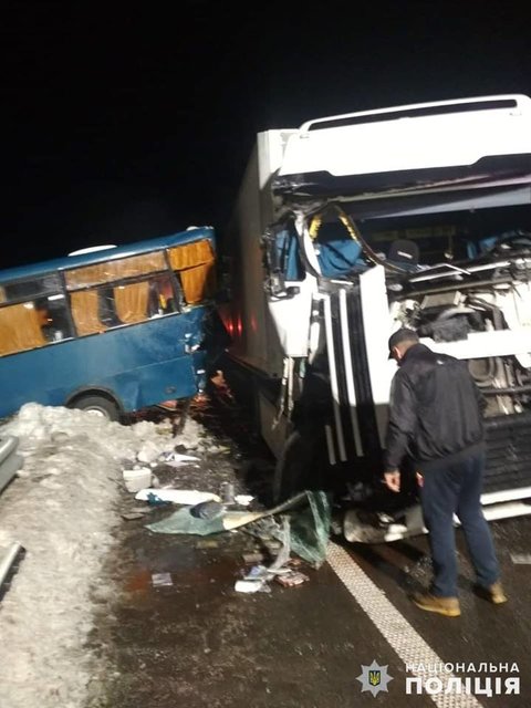В обоих случаях маршрутки столкнулись с грузовиками