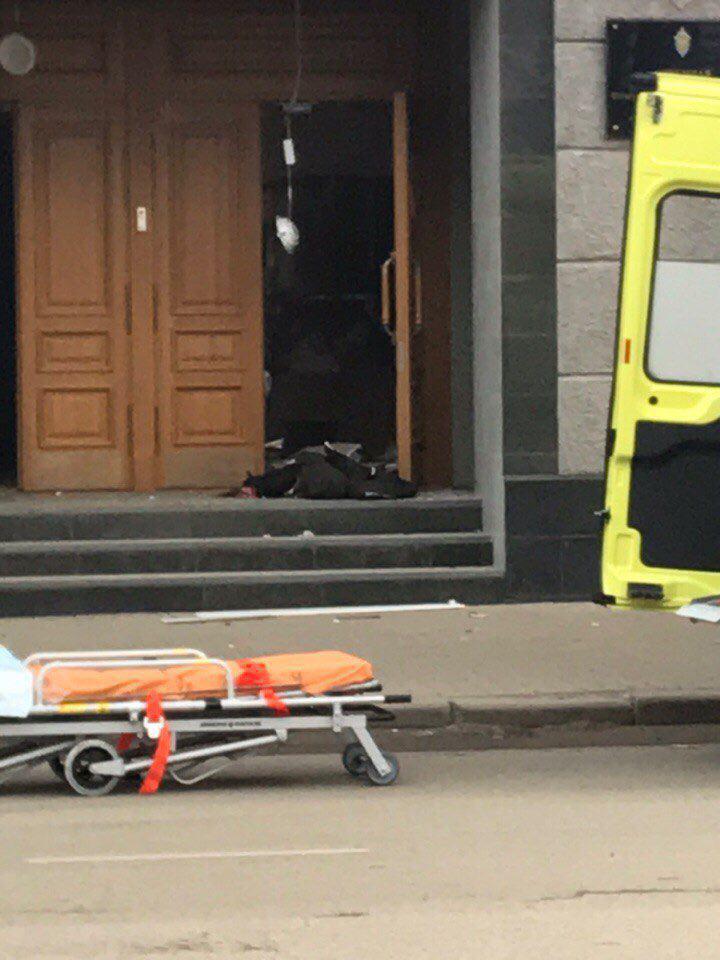 Фото: взрыв произошел у входных дверей