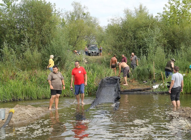 В Ровенской области из реки достали древнюю лодку