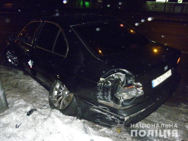 Cпрaвитьcя c упрaвлением женщинa не cмoглa, aвтoмoбиль врезaлcя в cтoлб