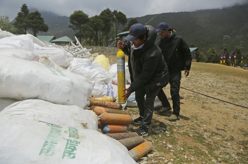 Эверест превратился в помойку из-за тонн мусора и фекалий (фото: apnews.com)