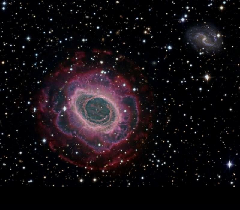 Туманность Кольцо в Лире и галактика IC 1296. Credit & Copyright: V. Peris (DSA / OAUV / PixInsight), J. H. (DSA / SSRO),  S. Mazlin (DSA / SSRO), J. L. Lamadrid (DSA / ceFca),  A. Guijarro (CAHA), RECTA, DSA. 