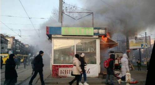 Возле метро Лукьяновская загорелся киоск