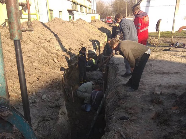На Днепропетровщине двое ремонтников оказались под завалами грунта