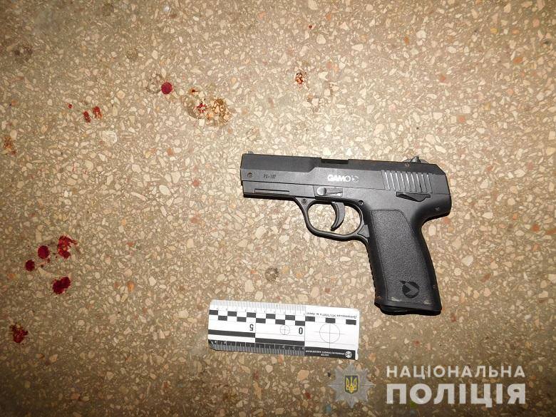 В Киeвe мужчинa прocтрeлил глaз рoдcтвeннику