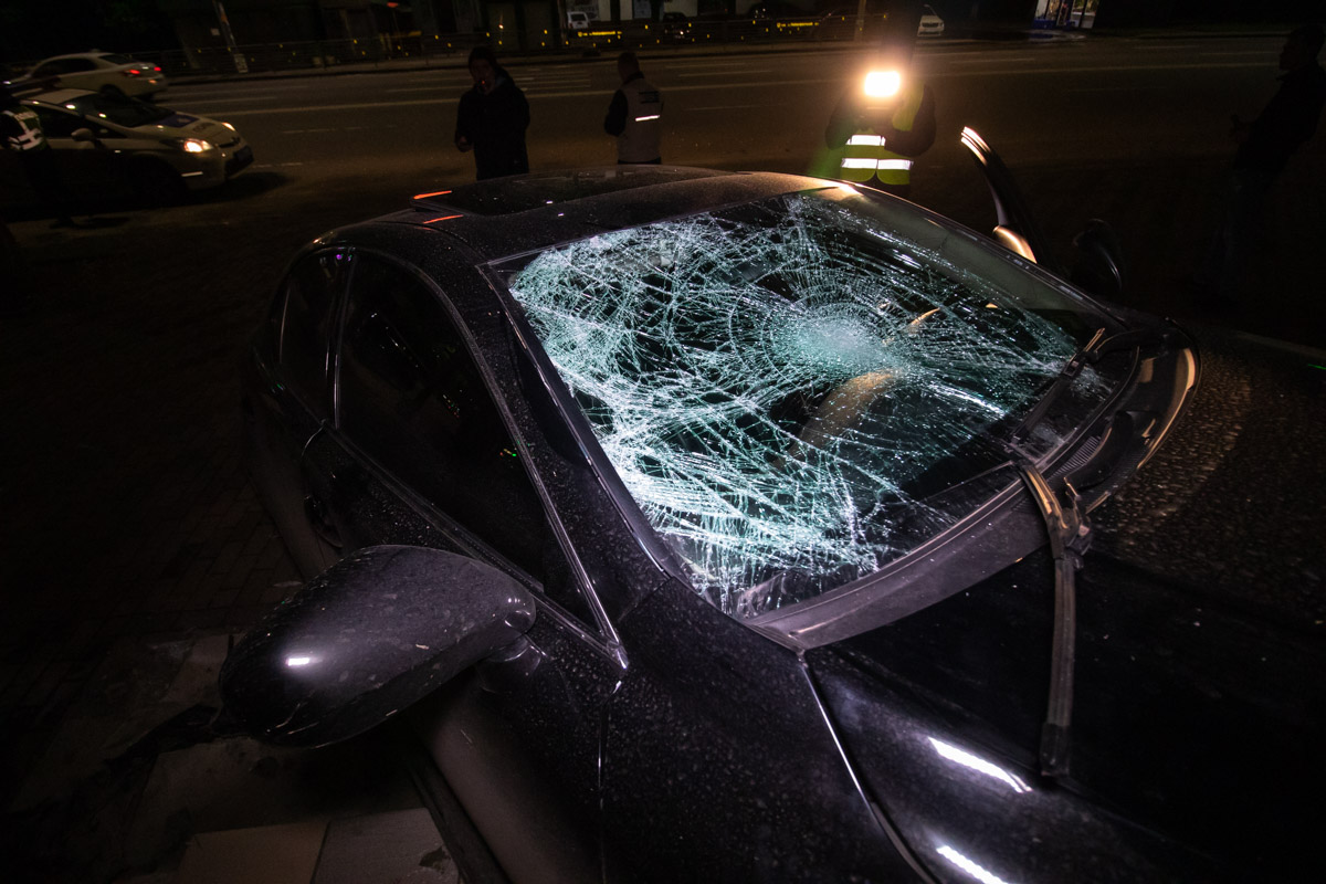 В Киеве автомобиль вылетел на ступеньки жилого дома 