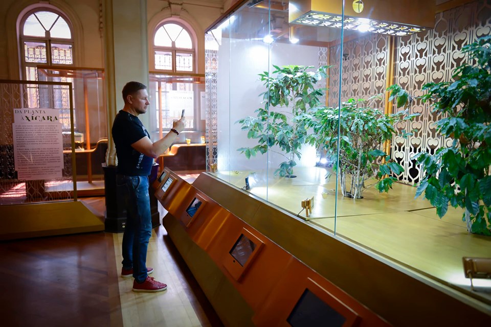 Константин Стогний в музее кофе