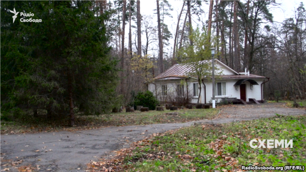 Некоторые дома, похоже, давно стоят пустыми