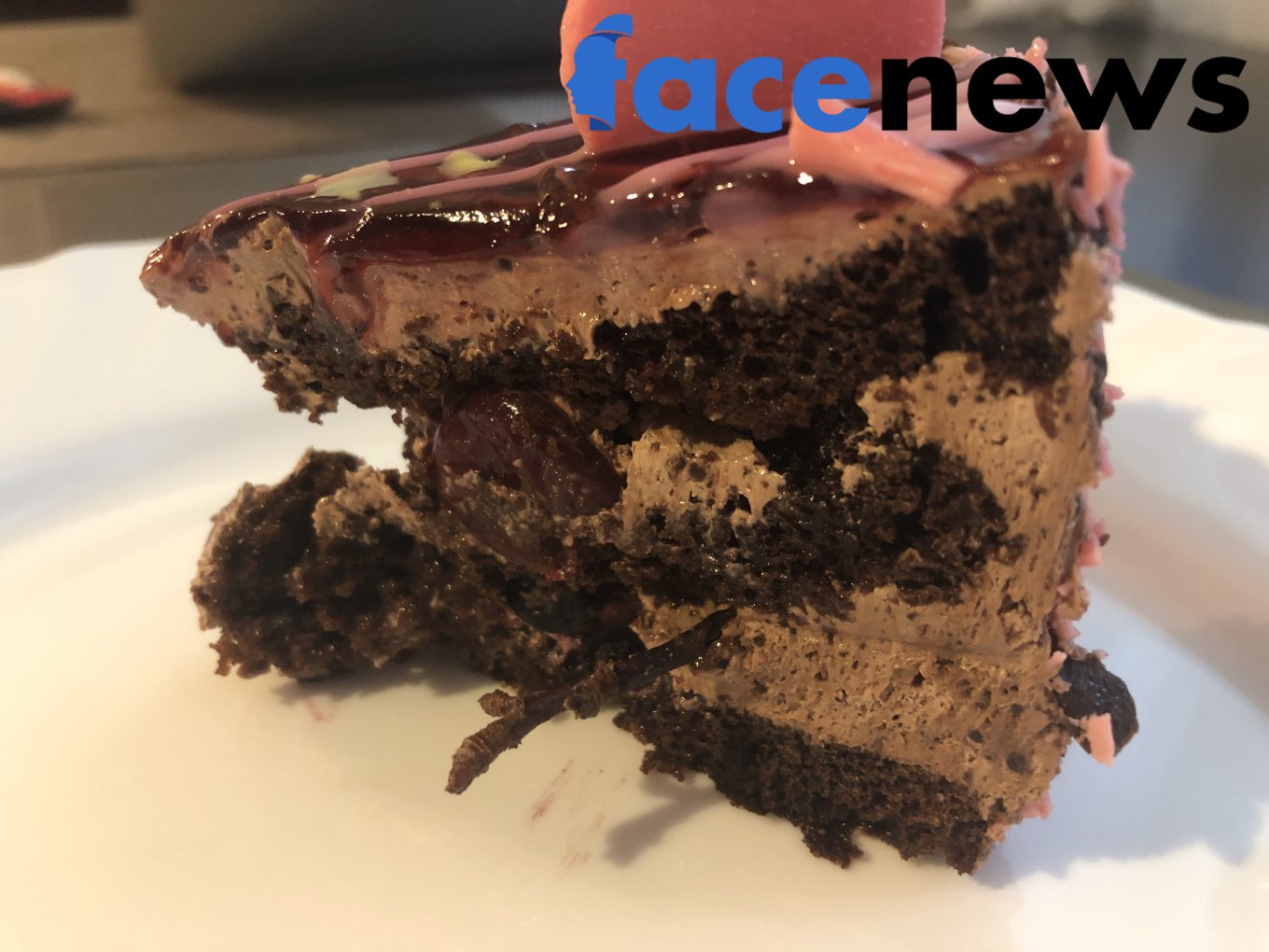 В супермаркете Киева продавали торт с палкой 