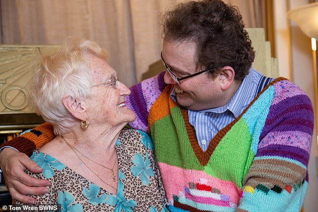 83-летняя британка и ее 44-летний муж отметили 14 лет брака