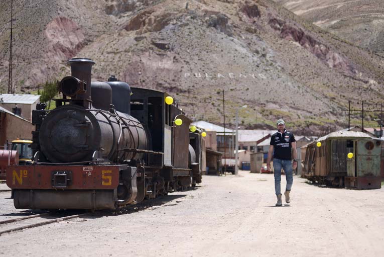 Константин Стогний посетил кладбище поездов в Боливии