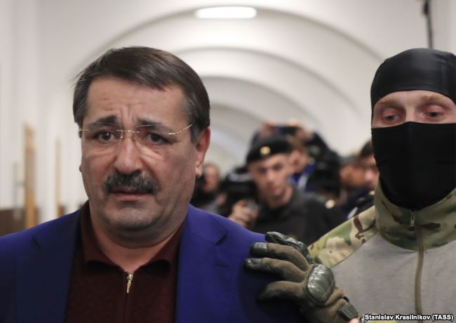 Шамиль Исаев (слева), обвиняемый в мошенничестве, перед рассмотрением ходатайства об аресте в Басманном суде. Москва, 6 февраля 2018 года