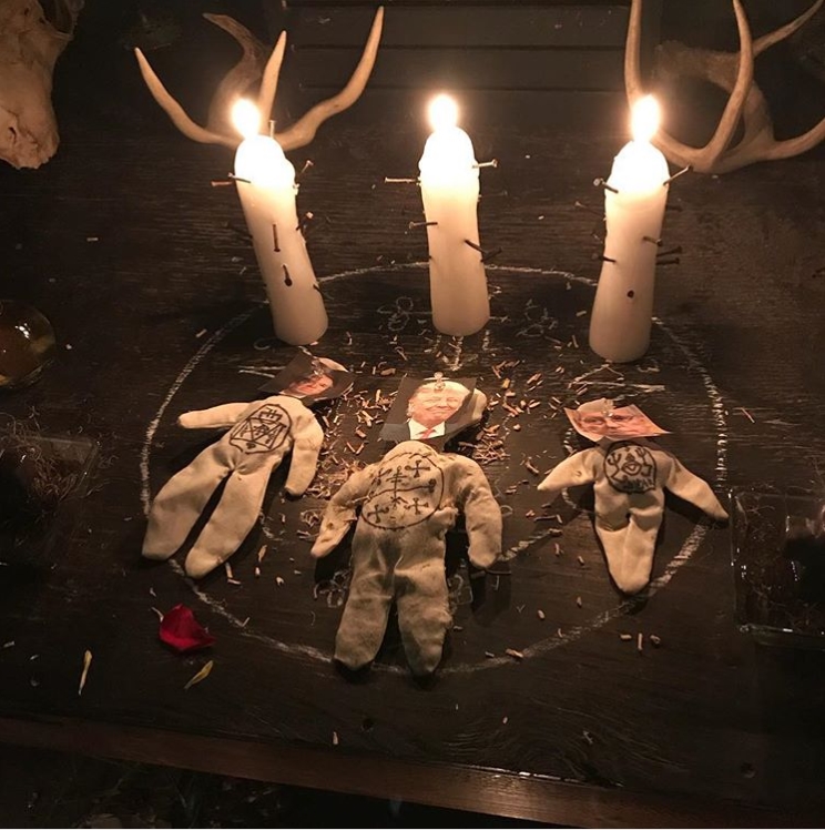 Фото: ведьмы Нью-Йорка прокляли Трампа