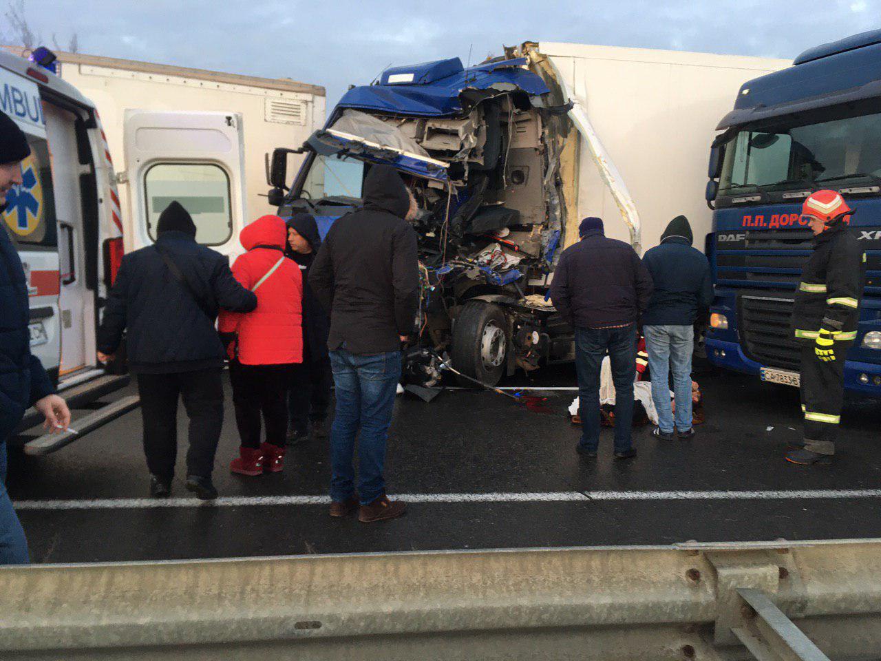На Одесской трассе столкнулись 10 автомобилей и автобус