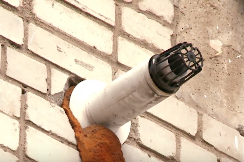 Труба газового котла в квартире с автономным отоплением