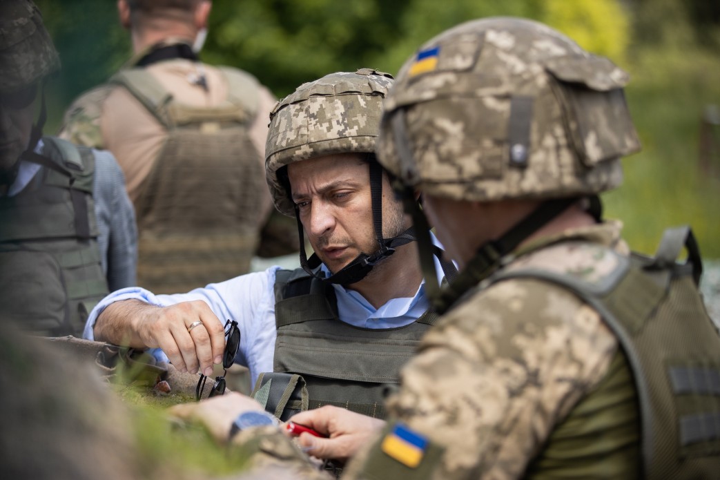 Зеленский совершил первую поездку на линию фронта