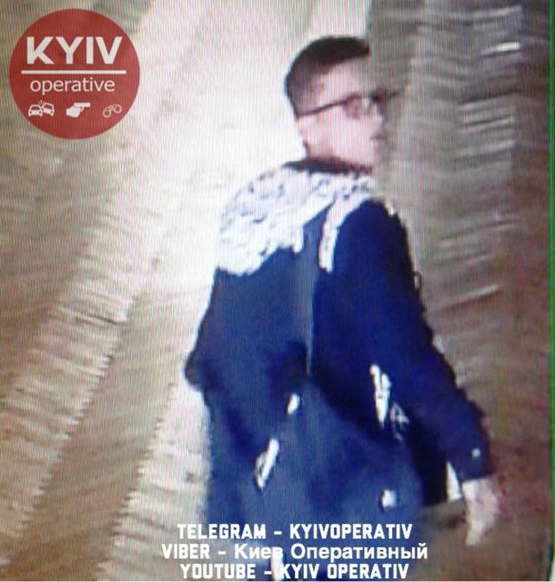 В паре с ней действовал молодой человек